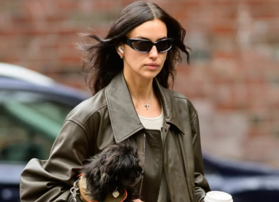 Ирина Шейк прогуливается с собакой по улицам Нью-Йорка