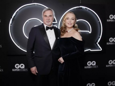 Пока жена в Испании: Валерия Меладзе поймали на объятиях с двумя молодыми девушками