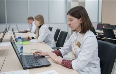 Минздрав разрешил врачам работать без аккредитации еще дольше