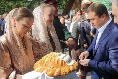 Виталия Хоценко угостили караваем на открытии выставки "АгроОмск &ndash; 2025"