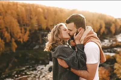 Поцелуй и кариес: стоматолог рассказал о рисках заражения