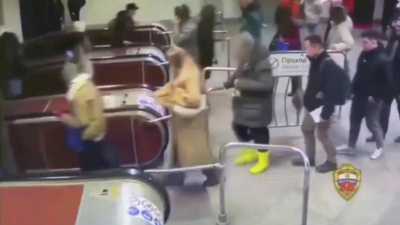 Мужчина напал на пассажира в московском метро, ударив его стеклянной бутылкой по голове